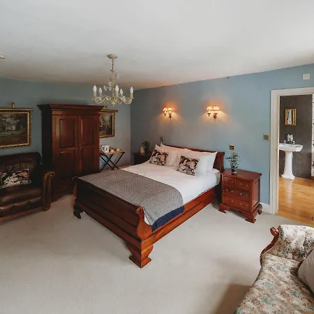 The Crown 4*