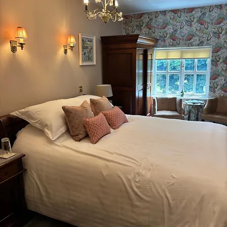 The Crown 4*