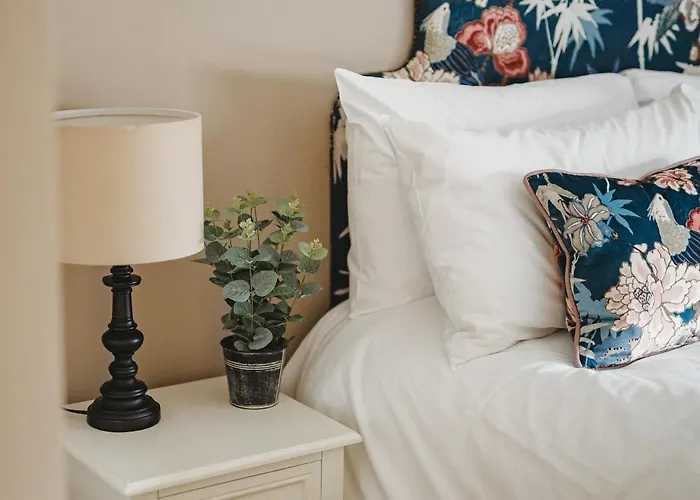 מלון The Crown 4*