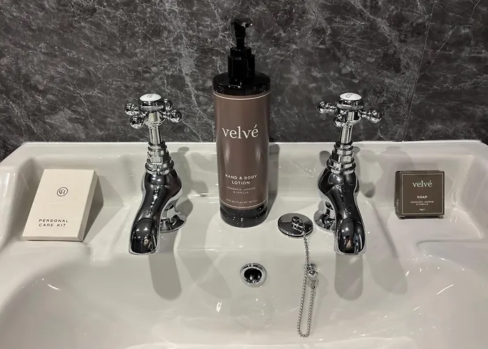 The Crown מלון 4*