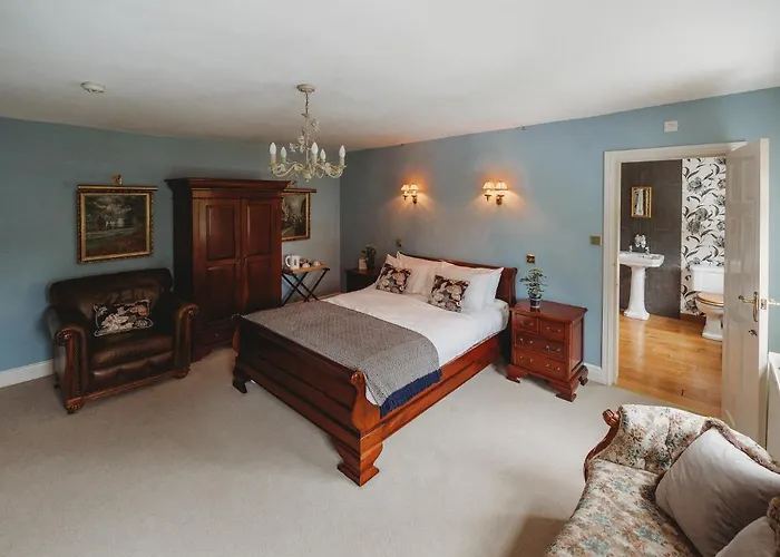 The Crown 4*