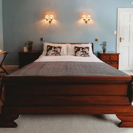 The Crown Roecliffe Inn 4*