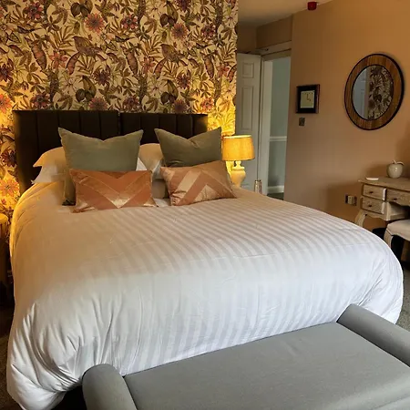 The Crown Roecliffe Hotel 4*